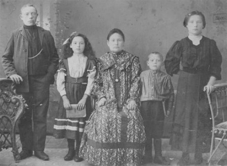Arthur (Artzik), Anna (Neima), Sadie (Sheina-Freida), William (Wulf - my grandfather), and Fannie (Feige) ~1909 in VIshki